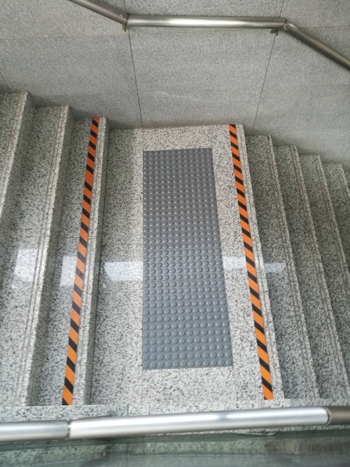 全瓷盲道砖施工案例